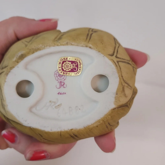 Jaffe Rose - Akita - Porcelain Sleeping Pig on Leaf Figurine - Picture 7 of 10